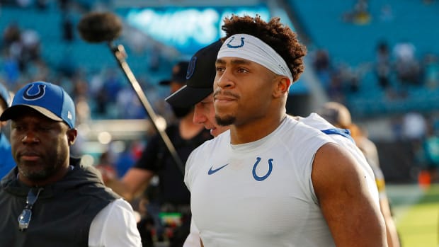Indianapolis Colts running back Jonathan Taylor walking off the field (Credit: Robert Scheer/IndyStar / USA TODAY NETWORK)